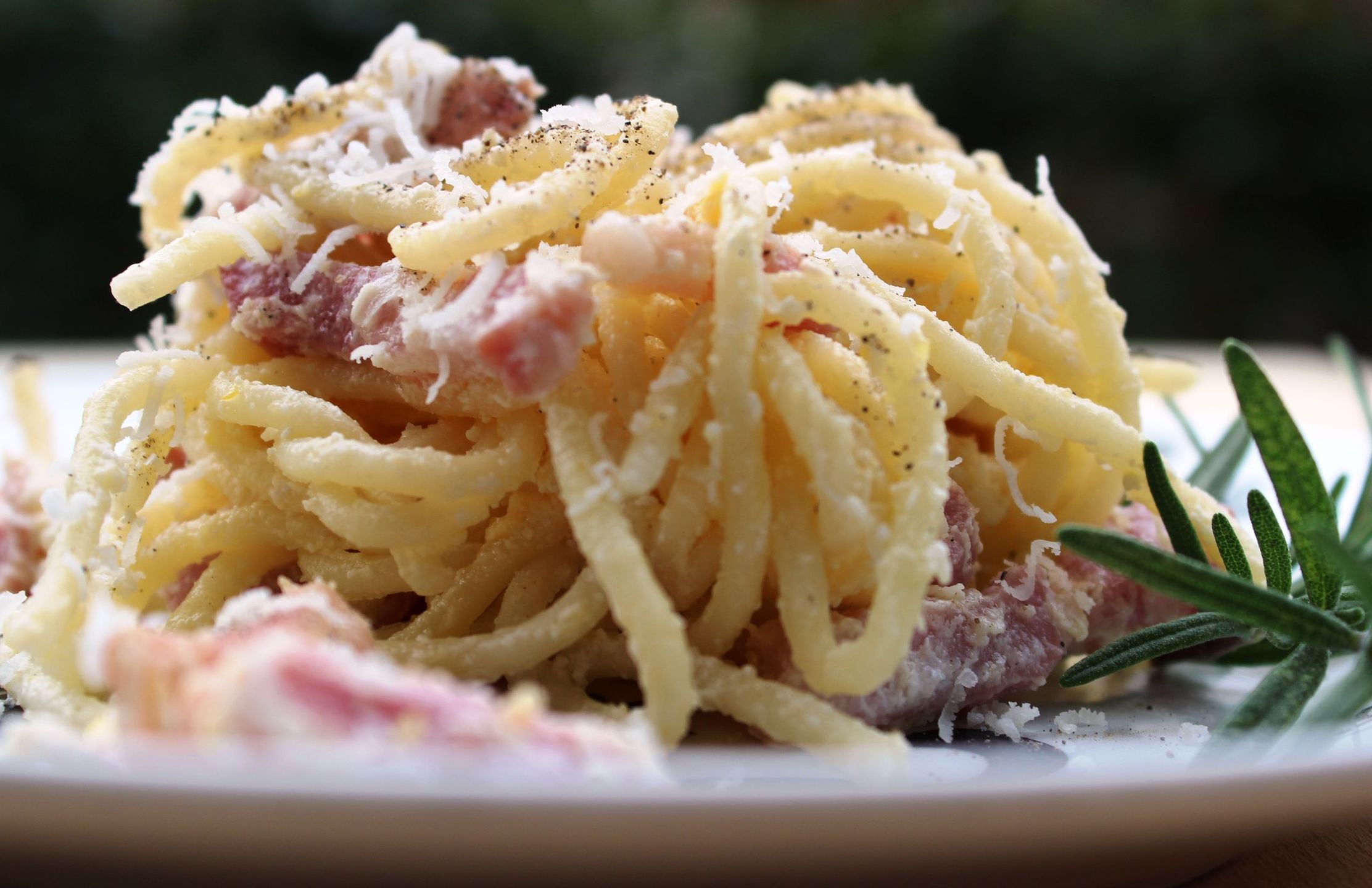 Klasyczne spaghetti carbonara. Polacy popełniają jeden błąd