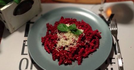 Makaron z buraczanym pesto. Wygląda obłędnie, smakuje jeszcze lepiej