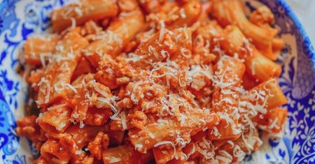 Jednogarnkowy makaron w sosie pomidorowym z indykiem