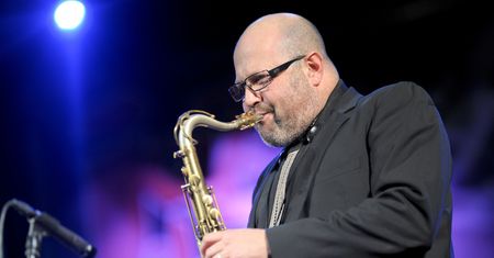 Piotr Baron to ojciec Aleksandra Milwiwa-Barona. Słynie z radykalnych poglądów