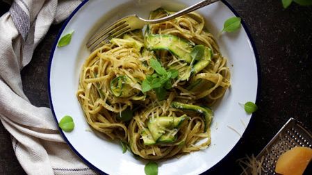 Spaghetti z cukinią. Pomysł na jesienny obiad w 15 minut