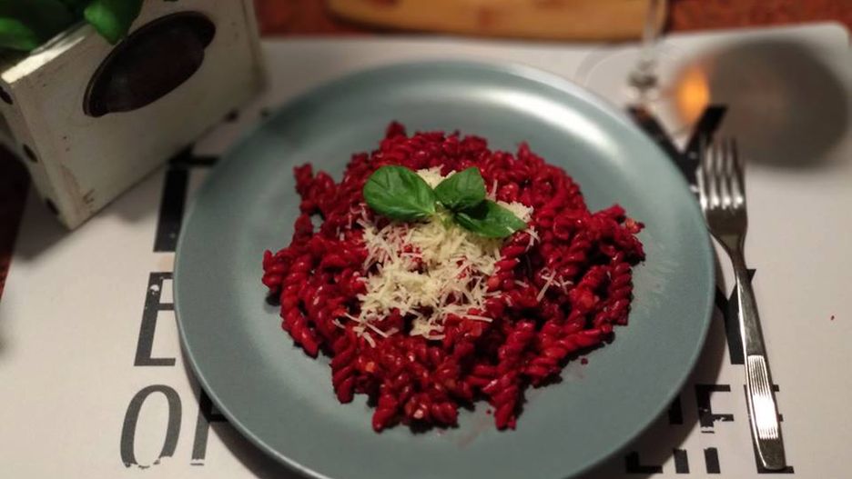 Makaron z buraczanym pesto. Wygląda obłędnie, smakuje jeszcze lepiej