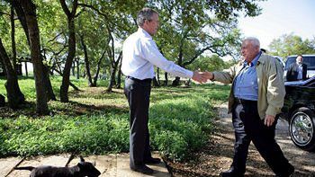 George W. Bush wita Ariela Szarona na rancho w Teksasie