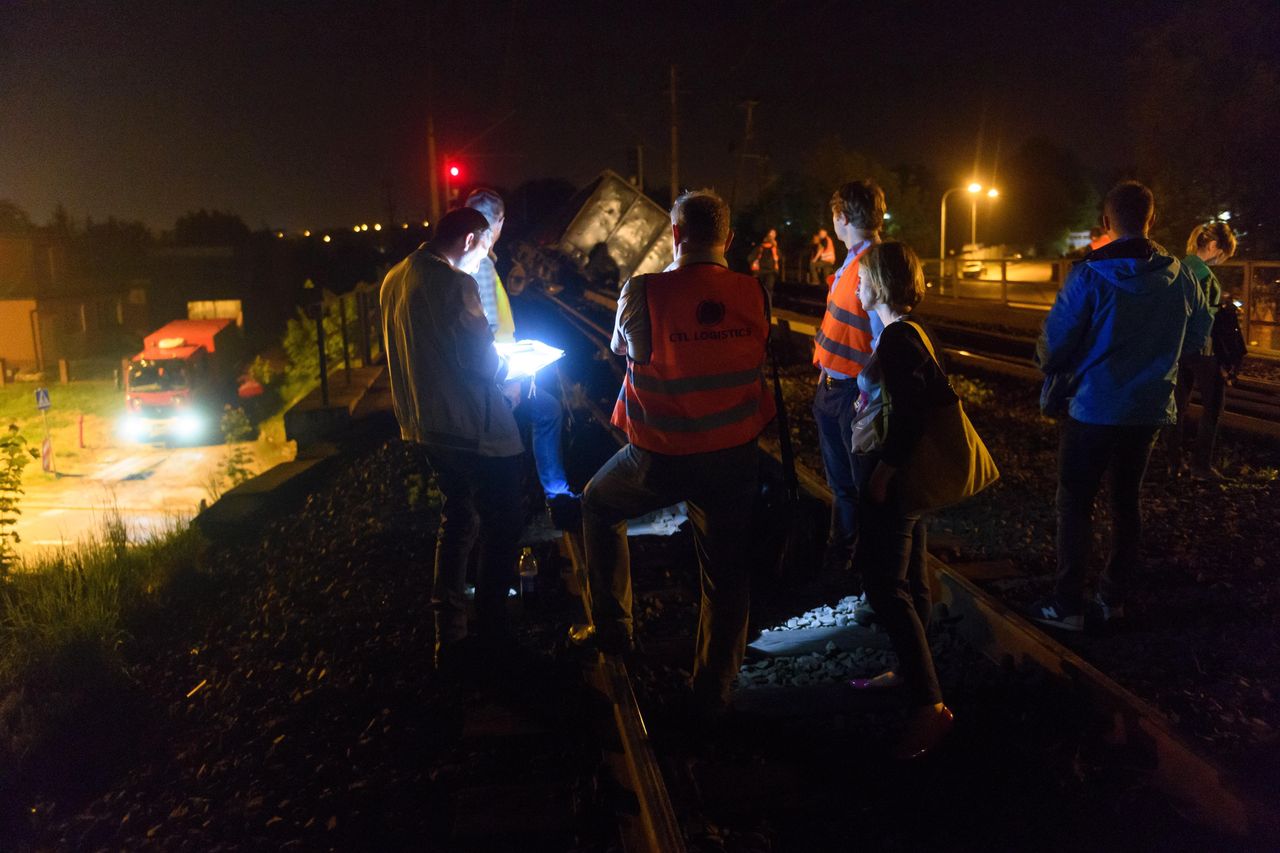 Dolny Śląsk. Zerwana trakcja i utrudnienia na kolei po wykolejeniu pociągu towarowego