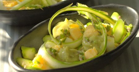 Propozycja na lato -  salatka z jajek ze szparagami i awokado