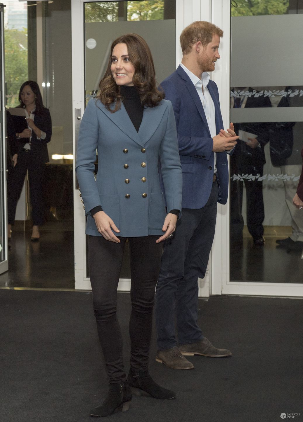 Księżna Kate w niebieskiej marynarce