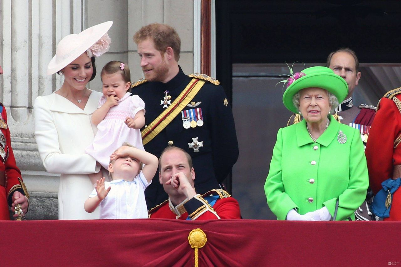 Brytyjska rodzina królewska na balkonie Pałacu Buckingham: księżna Kate, księżniczka Charlotte, książę George, książę William, książę Harry, królowa Elżbieta II (fot. ONS)