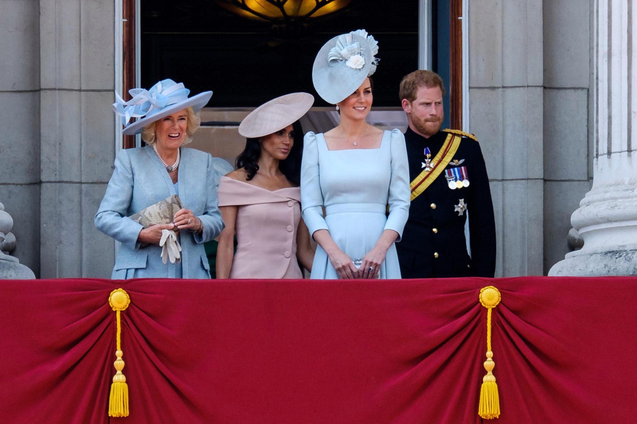 Dlaczego Meghan Markle zawsze stoi za księżną Kate?