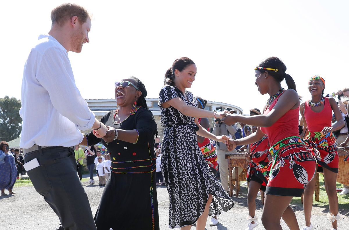 Księżna Meghan dała porwać się chwili. Zobaczcie, jak tańczy w Afryce