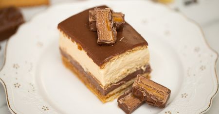 Ciasto Mars z kremem budyniowym i czekoladą. Cudowny, rozpływający się w ustach deser
