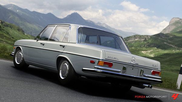 Kolejny kontener samochodów zmierza do Forza 4