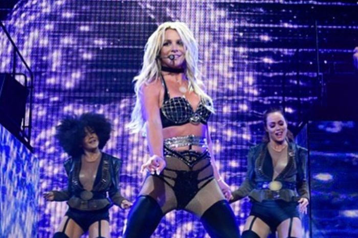 Britney Spears zaliczyła wpadkę na koncercie. Przez 2 minuty występowała z półnagim biustem