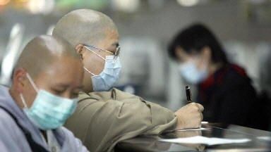 Mnisi na lotnisku w Hongkongu (fot. AFP)