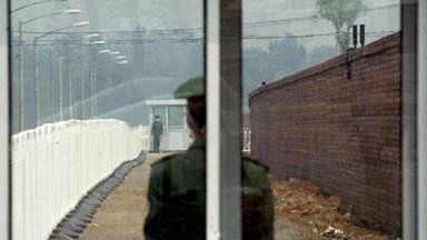 Policjant pilnujący wejścia do szpitala z chorymi na SARS w Pekinie