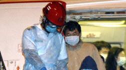 Pasażerowie samolotu w maskach