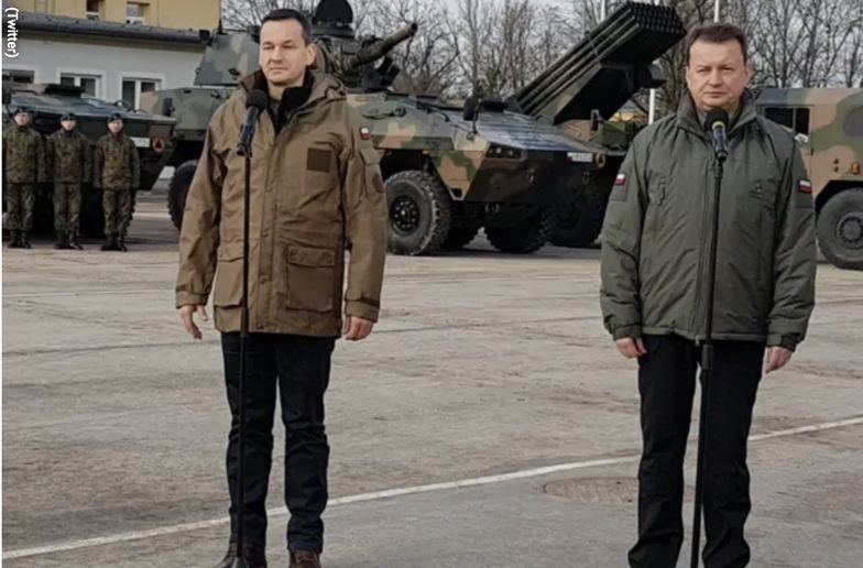 Premier Mateusz Morawiecki i szef MON Mariusz Błaszczak informują żołnierzy o kolejnym sukcesie. 