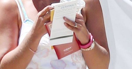 Piękny pierścionek z brylantem i... obgryzione paznokcie. Kto zapomniał o manicure?
