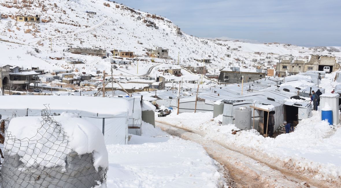 Obóz w Arsalu w Libanie. Gdy Europa czeka  na prawdziwą zimę, syryjscy uchodźcy czekają jej końca 
