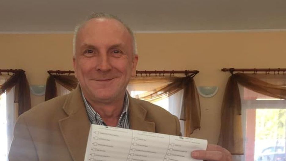 Piotr Zygarski zrobił sobie zdjęcie przy urnie wyborczej