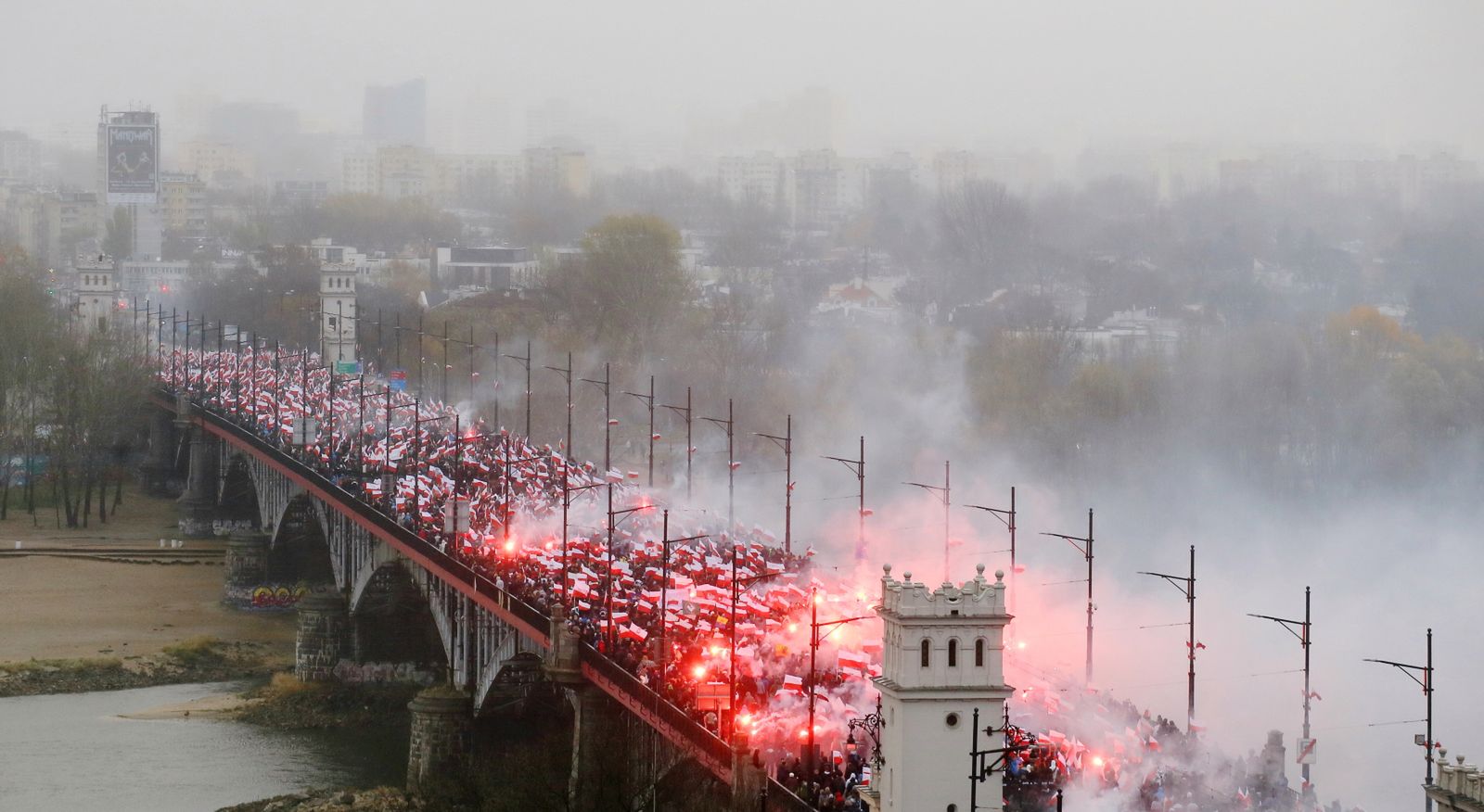 Biel dymu i czerwień rac