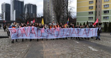 Gdańsk: Marsz "Ponad podziałami". Uczniowie wezwali dorosłych do zakończenia hejtu