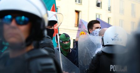 Marsz nacjonalistów w Warszawie. Policja zatrzymała mężczyznę, który miał na sobie koszulkę z symbolem SS