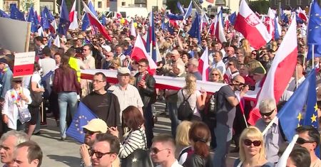 W sobotę marsze i protesty w Warszawie. Swoje trasy zmienią autobusy i tramwaje