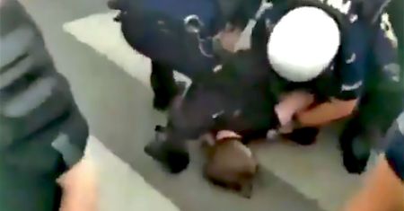 "Brutalna akcja policja". Jest nagranie z blokady marszu nacjonalistów