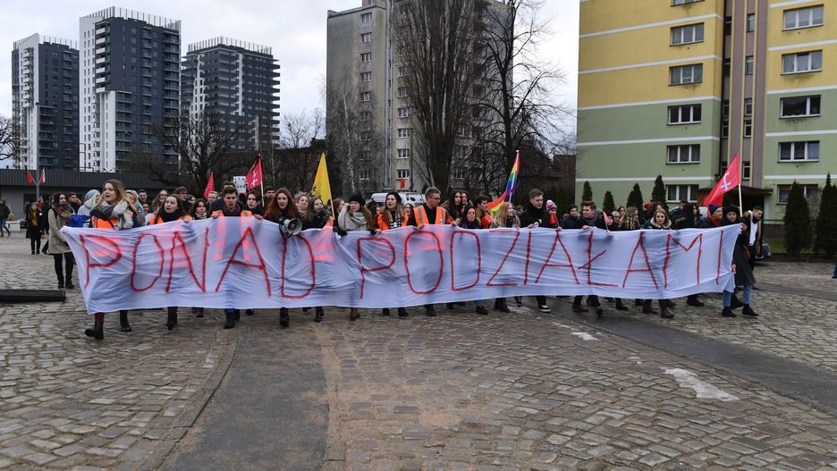 Uczniowie trójmiejskich szkół przemaszerowali w marszu "Ponad podziałami"