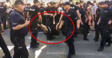 Narodowcy przechodzą przez Warszawę. Policja wynosi osoby, które blokują marsz