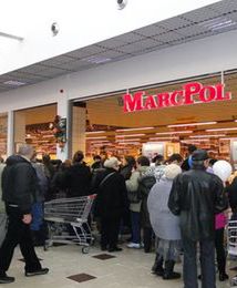 Biedronka poszła na zakupy. Kupuje MarcPol