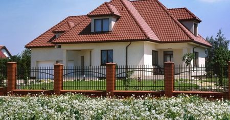 Ogrodzenie domu - pełne czy ażurowe? Jakie ogrodzenie pasuje na twoją działkę