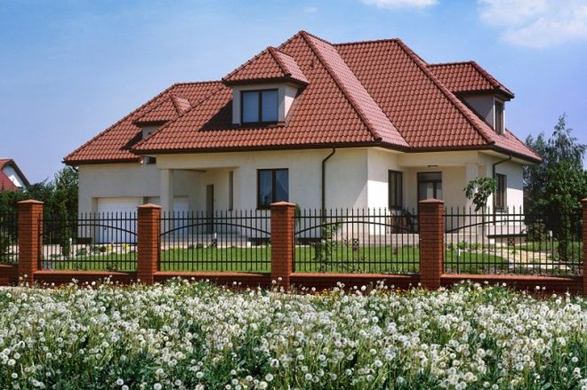 Ogrodzenie domu - pełne czy ażurowe? Jakie ogrodzenie pasuje na twoją działkę