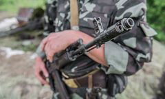 Ukraina: Masowe odejścia z armii, brakuje broni palnej