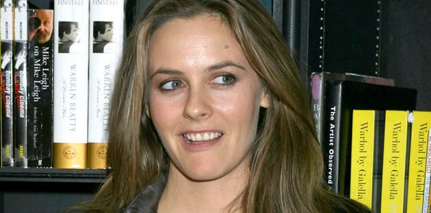 Alicia Silverstone karmi dziecko przeżutym jedzeniem!