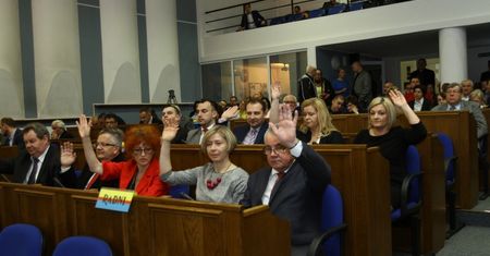 "Kretyni, idioci!". Zwyzywał radnych PiS, jednego nazwał Żydem