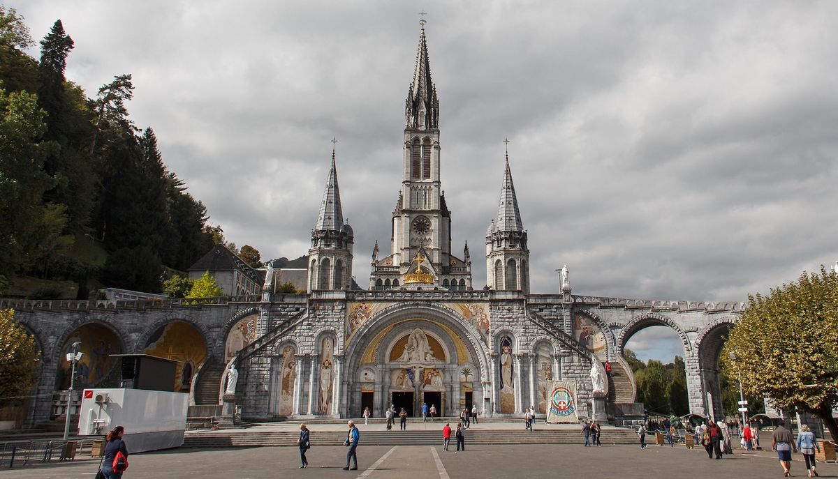 Źródło objawień w Lourdes. Baseny nieczynne z powodu koronawirusa