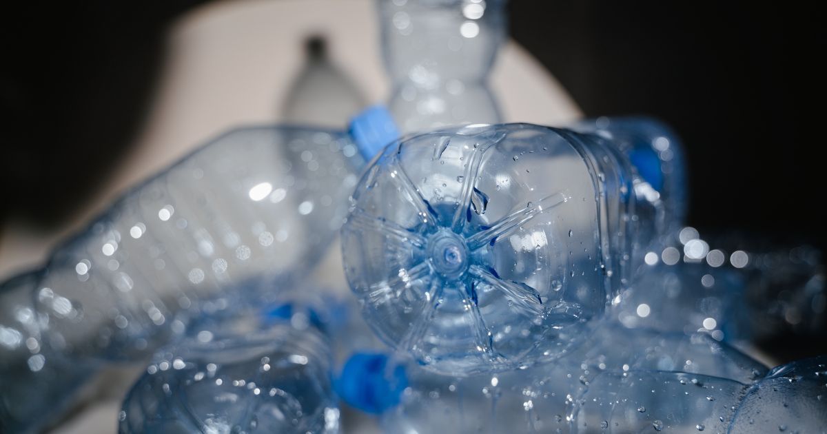 Plastikowa butelka - Pyszności; Foto: Canva.com