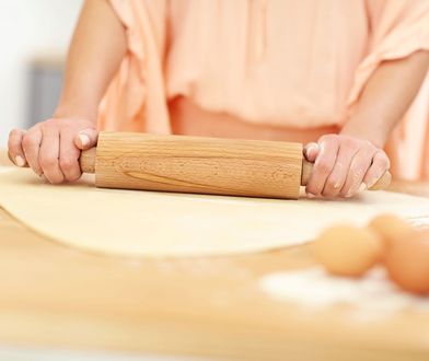 Przepis na ciasto na pierogi z dwóch składników. To wegański i tani sposób na idealną konsystencję