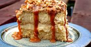Ciasto miodowe z budyniem, karmelem i orzechami