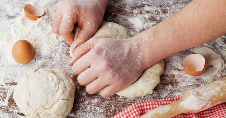 Proste porady jak przygotować prawdziwe włoskie ciasto do pizzy