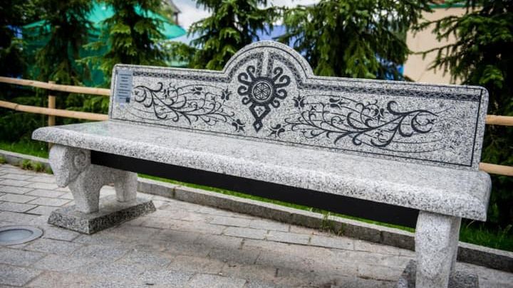 Jedna ławeczka kosztowała ponad 40 tys. złotych