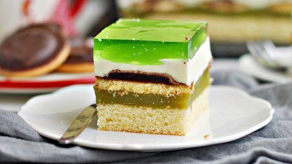 Ciasto Shrek z delicjami i sokiem owocowym. Dzieci będą zachwycone