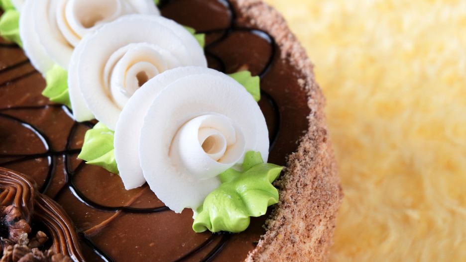 Czekolada może posłużyć jako wymyślny sposób dekoracji ciast
