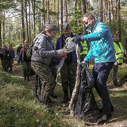 Andrzej Duda podczas sprzątania lasu