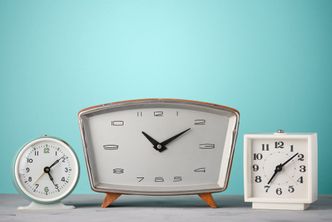 Zmiana czasu 2019. Kiedy przestawimy nasze zegarki? Czym skutkuje to dla pracowników nocnej zmiany?