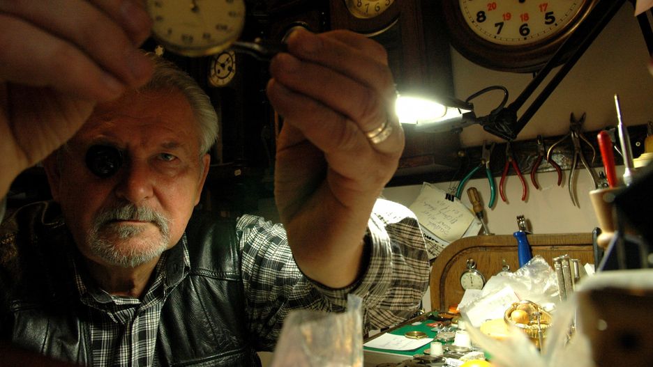 W weekend zmienimy czas na zimowy. Zegarmistrz Henryk Karpiak w swoim zakładzie przy ulicy Wschodniej w Łodzi