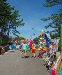 "Nie chcemy wiedzieć, że jesteś z Warszawy". Nadmorscy sprzedawcy skrzykują się przeciwko turystom