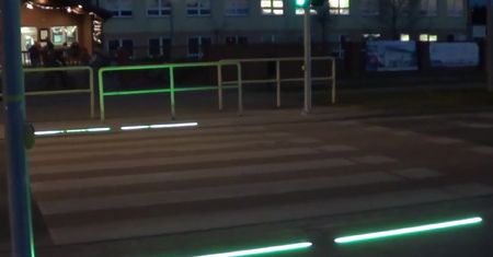 Jedyne takie przejście dla pieszych w Polsce. Pomaga zapatrzonym w telefon