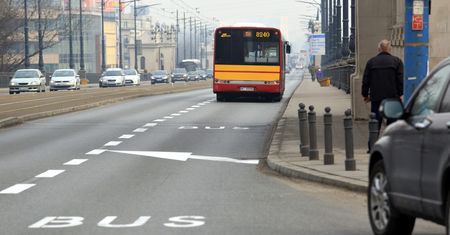 Motocykliści już legalnie na buspasach. Warszawa testuje nowe rozwiązanie